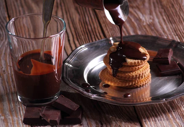 Süßigkeiten Und Desserts Heiße Schokolade Und Kekse Auf Rustikalem Holzgrund — Stockfoto