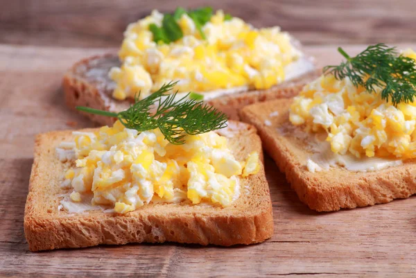 Knuspriges Toastbrot Mit Rührei Auf Rustikalem Tisch — Stockfoto