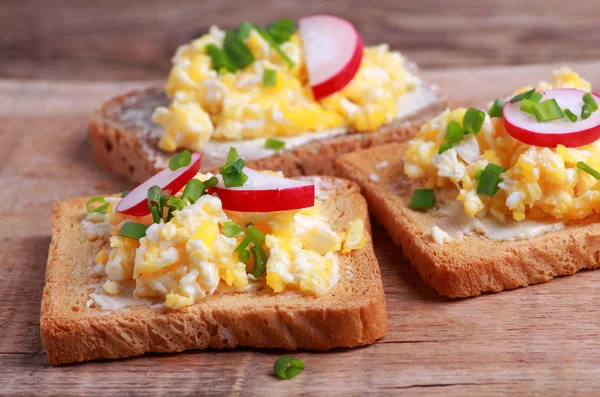 Pan Tostado Con Huevos Revueltos Con Cebollino Fresco Rábano Para —  Fotos de Stock