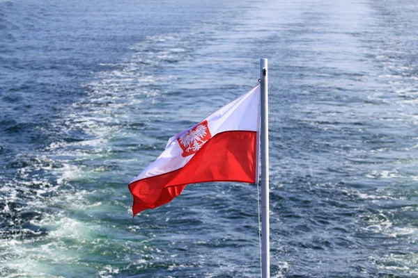 在海上船只的桅杆上挥舞着波兰国旗 — 图库照片