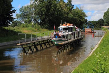 Elblag Canal, Katy, Polonya 17 Temmuz 2019: Katy rampasında turist teknesi.