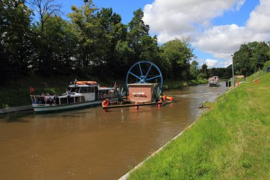 Elblag Canal, Katy, Polonya 17 Temmuz 2019: Katy rampasında turist teknesi.
