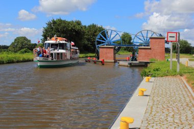 Elblag Canal, Katy, Polonya 17 Temmuz 2019: Katy rampasında turist teknesi.