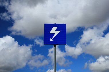 Mavi gökyüzü üzerinde şimşek ile imzalayın