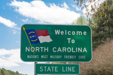 Kuzey Carolina, Amerika Birleşik Devletleri - 17 Nisan 2018: Kuzey Carolina işaret yolu boyunca hoş geldiniz