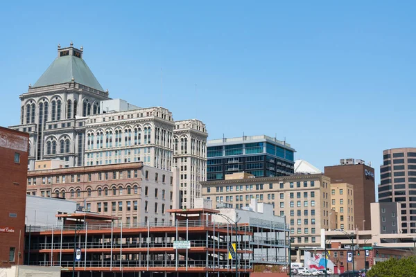 Greensboro, Nc - 18 Nisan 2018: Greensboro Kuzey Carolina şehir manzarası