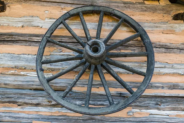 Oude Verweerde Wagon Wheel Blokhut Muur — Stockfoto