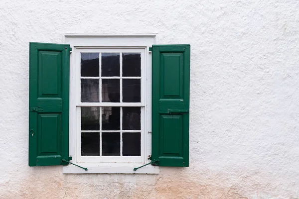 Старое Окно Зелеными Ставнями Белой Стене — стоковое фото