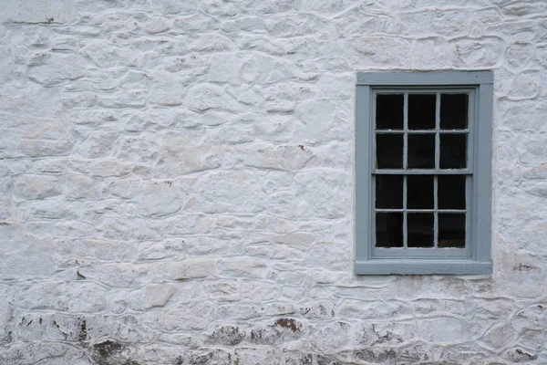 Altes Graues Fenster Auf Einem Weiß Getünchten Häuschen — Stockfoto