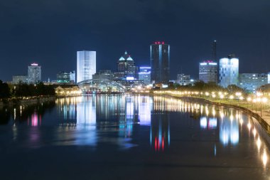 Rochester, Ny - 14 Mayıs 2018: Skyline Rochester, New York geceleri Genesee Nehri