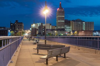 Rochester, Ny - 14 Mayıs 2018: Skyline Rochester, New York Pont De Rennes yaya köprüsü geceleri Genesee Riverway iz parçası olan boyunca
