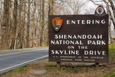 Virginia, Amerika Birleşik Devletleri - 19 Nisan 2018: Shenandoah Milli Parkı yol kenarındaki işaret karayolu hoş geldiniz