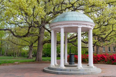Eski iyi Rotunda, Kuzey Carolina Üniversitesi, Chapel Hill, baharda çiçekler açar