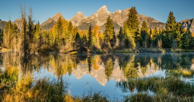 Schwabacher açılış Grand Teton Milli Parkı, Wyoming yılan nehir üzerinde Teton Dağları yansıtacak