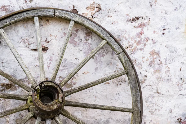 Altes Hölzernes Wagenrad Lehnt Steinmauer — Stockfoto