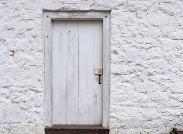 Velho Branco Weathered Porta Madeira Edifício Pedra Caiado — Fotografia de Stock