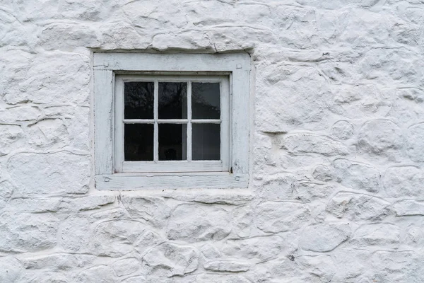 Altes Weißes Fenster Auf Einem Weiß Getünchten Häuschen — Stockfoto