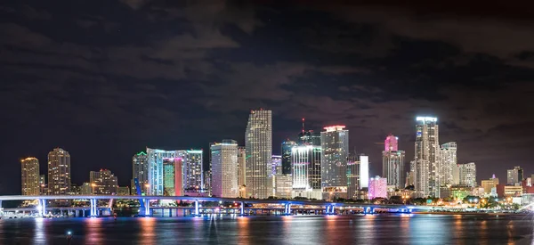Ciudad Miami Horizonte Nocturno Través Biscayne Bay — Foto de Stock