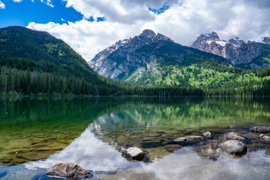 Taggart Gölü Grand Teton Milli Parkı'nda Jackson, Wyoming yakınındaki yansıması