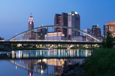 Columbus, Ohio şehir gece manzarası Scioto Nehri boyunca
