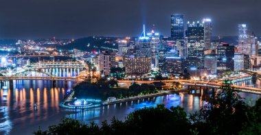 Pittsburgh, Pa - 16 Haziran 2018: Allegheny Monongahela nehirler güney kıyısında bakış açısı Park'tan bakan Pittsburgh, Pennsylvania manzarası.