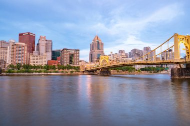 Pittsburgh, Pa - 16 Haziran 2018: Pittsburgh, Pennsylvania manzarası North Shore Riverfront Park Allegheny Nehri boyunca