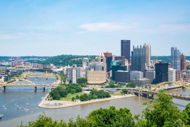Pittsburgh, Pa - 16 Haziran 2018: Allegheny Monongahela nehirler güney kıyısında bakış açısı Park'tan bakan Pittsburgh, Pennsylvania manzarası.