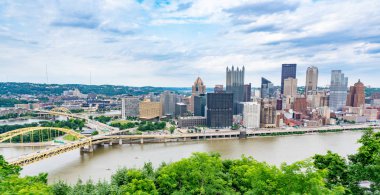 Pittsburgh, Pa - 16 Haziran 2018: Allegheny Monongahela nehirler güney kıyısında Grandview görmezden gelen bakan Pittsburgh, Pennsylvania manzarası.
