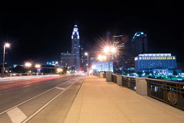 Nachtsilhouette Des Kolumbus Ohio Entlang Der Breiten Straßenbrücke — Stockfoto