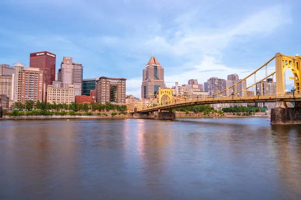 Pittsburgh, Pa - 16 Haziran 2018: Pittsburgh, Pennsylvania manzarası North Shore Riverfront Park Allegheny Nehri boyunca