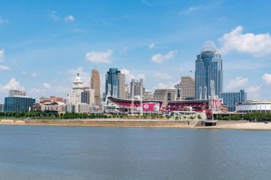Cincinnati, Oh - 18 Haziran 2018: Cincinnati, Ohio manzarası ile büyük Amerikan Ballbark, Cincinnati Reds beyzbol takımının ana sayfa