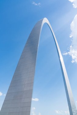 St Louis Gateway Arch Missouri mavi gökyüzü karşı