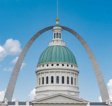 Gateway Arch eski Saint Louis İlçesi Adliye Binası kubbe ile