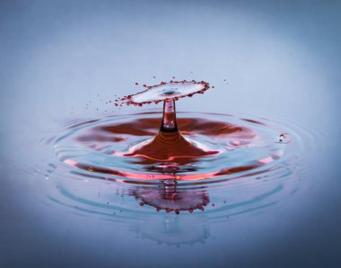 Mavi ve kırmızı su yüzeyinde sıçramasına bırak