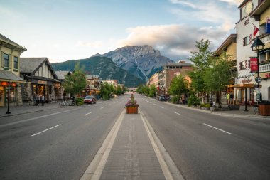 Banff, Kanada - 4 Temmuz 2018: Şehir merkezindeki Banff Alberta Banff Avenue boyunca