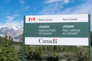 Jasper, Kanada - 4 Temmuz 2018: işareti Jasper National Park, Alberta, Kanada girişinde hoş geldiniz