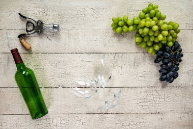 Şarap şişesi, gözlük ve üzüm arka plan