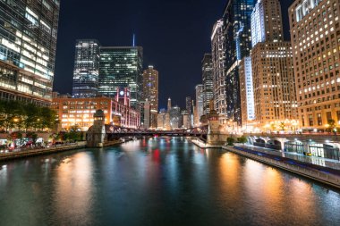 Downtown Chicago şehir manzarası, gece Chicago Nehri boyunca