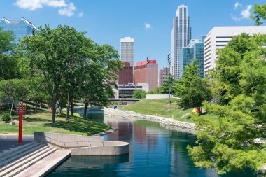 Şehir merkezindeki Omaha, Nebraska Gene Leahy Mall boyunca şehir manzarası