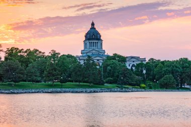 Pierre, Sd batımında Capitol göl boyunca South Dakota Sermaye Binası
