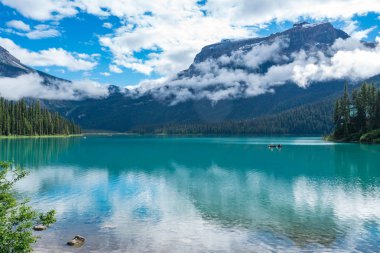 Yoho Ulusal Parkı 'ndaki Emerald Gölü, British Columbia, Kanada