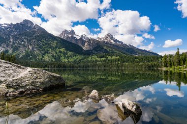 Taggart Gölü Grand Teton Milli Parkı'nda Jackson, Wyoming yakınındaki yansıması