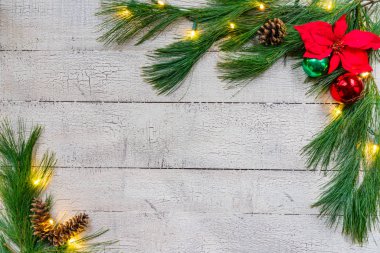 Ladin Yeşiller, süs eşyaları ve yıpranmış beyaz çam panoları ışıkları Noel arka plan