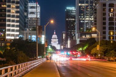 Austin, Teksas Capitol binası Congress Avenue Köprüsü'nden gece