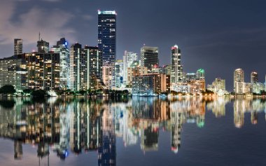 Miami manzarası yansıma Rickenbacker geçidi üzerinden Biscayne Körfezi boyunca geceleri