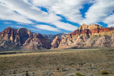 Dağlar boyunca Red Rock Canyon Ulusal Koruma Las Vegas, Nevada batısında.