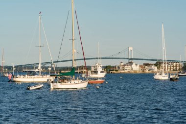 Newport, Rhode Island - 30 Eylül 2018: bay Newport içinde Rhode Island demirleyen tekneleri