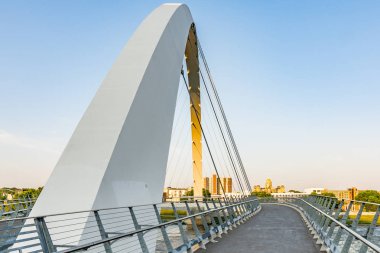 Des Moines, Iowa - 11 Temmuz 2018: Des Moines manzarası başarı köprü Des Moines, Iowa kadınlar