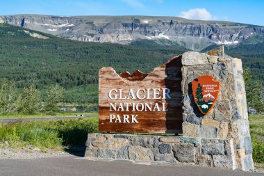 Doğu buzul, Mt - 30 Haziran 2018: işareti Glacier Ulusal Parkı, Montana girişinde hoş geldiniz