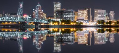 Portland, Oregon gece manzarası yansıma Willamette Nehri boyunca